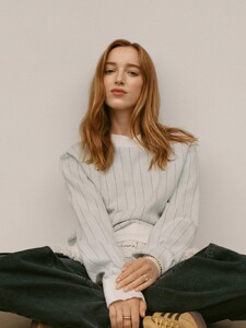 548620374_phoebe_dynevor_004.jpg