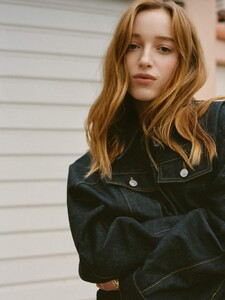 548620394_phoebe_dynevor_007.jpg