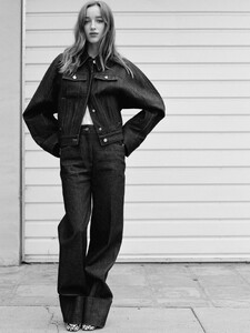 548620402_phoebe_dynevor_008.jpg