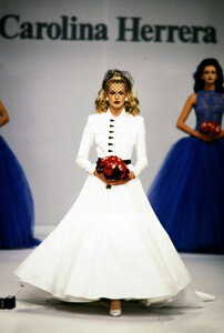 CarolinaHerreraFW19954.thumb.jpg.4ceb74d95e6992c54328a0a9ad021098.jpg