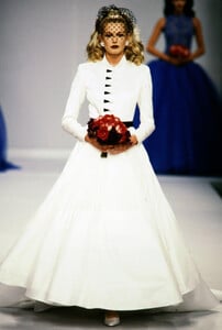 CarolinaHerreraFW19957.thumb.jpg.458fb334c82b3b1608cebd47fc526ee5.jpg