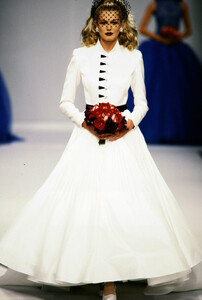 CarolinaHerreraFW19958.thumb.jpg.f859d938c6ac19bbb10d34f0dc663a76.jpg