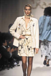 ChantalThomass1992WomenRTW46.thumb.jpg.b0ac1612b904878dc9b0f4d940d91129.jpg