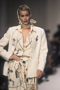 ChantalThomass1992WomenRTW47.thumb.jpg.d3703af591d4197a9b6891a647329d9b.jpg
