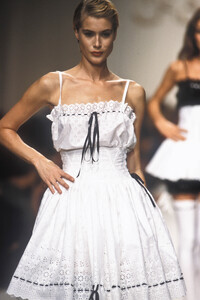 ChantalThomass1992WomenRTW48.thumb.jpg.9ecddf3e360ddcf00d5cfaba49f6493b.jpg