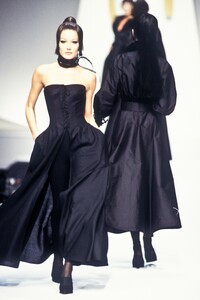 ClaudeMontana1993WomenRTW40.thumb.jpg.630de6093c19db25b5d7222013531a07.jpg