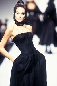 ClaudeMontana1993WomenRTW41.thumb.jpg.f6de4c1942b55d427179f462d38022bb.jpg