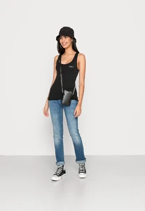 Giovanna Pinho Pepe Jeans 2.jpg