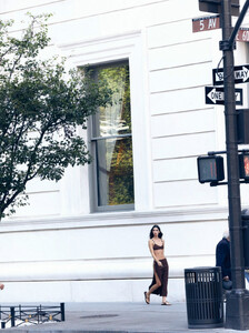 HarpersBazaarArabia_Janeiro2024_CindyMello_phVictorDemarchelier_02.jpg