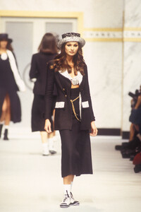 JanePowerss93chanel-rtw-47-145.thumb.jpg.8a4b0acdf9d5530e9d96c6e2e6827634.jpg