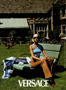 Meisel_Versace_Fall_Winter_2001_02_01.thumb.png.9c23be74d1da44348ceef81d4c450831.png