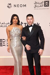 Priyanka_Malaysia_284729~12.jpg