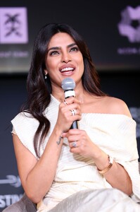 Priyanka_Malaysia_284829~11.jpg