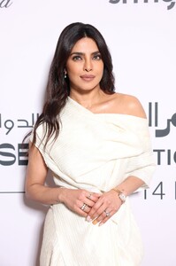 Priyanka_Malaysia_286629~8.jpg