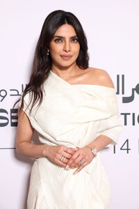 Priyanka_Malaysia_288129~5.jpg