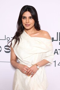 Priyanka_Malaysia_288229~5.jpg
