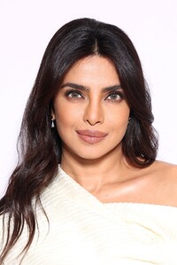 Priyanka_Malaysia_288329~5.jpg