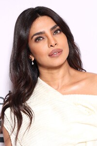Priyanka_Malaysia_288429~5.jpg