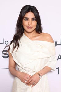 Priyanka_Malaysia_288729~5.jpg