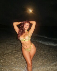 Sofia_Jamora_in_Bikini_12-18-2024__1_.jpg