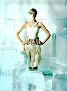 Walker_Blumarine_Fall_Winter_2001_02_09.thumb.png.3fa67e2cffa2727f0c2bade96afc5a63.png