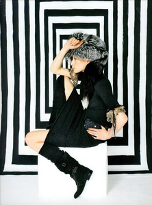 Walker_Blumarine_Fall_Winter_2001_02_13.thumb.png.e1843e39f97a80e2000b8ccdbe8c3773.png