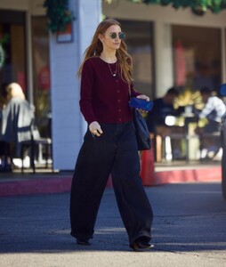 ashlee-simpson-out-for-christmas-shopping-in-bel-air-12-12-2024-4.jpg
