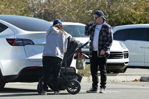 brenda-song-and-macaulay-culkin-out-with-their-new-baby-at-la-zoo-02-03-2022-0.thumb.jpg.6cca85971d43edea93d613fc7b4b7516.jpg
