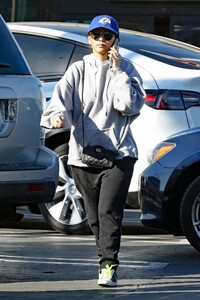 brenda-song-and-macaulay-culkin-out-with-their-new-baby-at-la-zoo-02-03-2022-3.thumb.jpg.73903ae98105658bdb0c25c8d996acfc.jpg
