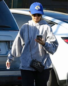 brenda-song-and-macaulay-culkin-out-with-their-new-baby-at-la-zoo-02-03-2022-4.thumb.jpg.191e5816b19a9b448dfb64d6634479d3.jpg
