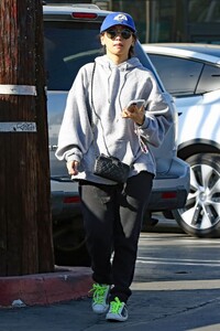 brenda-song-and-macaulay-culkin-out-with-their-new-baby-at-la-zoo-02-03-2022-5.thumb.jpg.d7522ceb570f1020e5a8bc73910c2c43.jpg