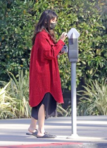 brenda-song-leaves-a-clinic-in-beverly-hills-01-25-2022-4.jpg