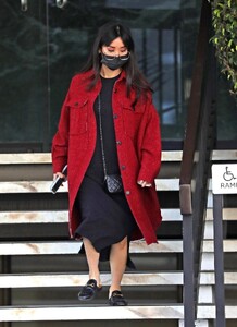 brenda-song-leaves-a-clinic-in-beverly-hills-01-25-2022-5.jpg