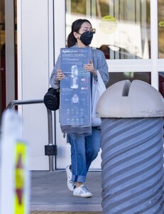 brenda-song-shopping-a-dyson-heater-in-burbank-01-17-2023-1.jpg