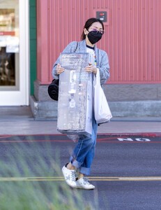 brenda-song-shopping-a-dyson-heater-in-burbank-01-17-2023-5.jpg