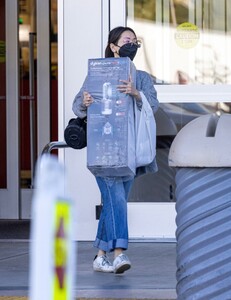 brenda-song-shopping-a-dyson-heater-in-burbank-01-17-2023-6.jpg