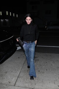 courteney-cox-keeps-it-casual-for-dinner-at-giorgio-baldi-12.20.2024-1.jpg