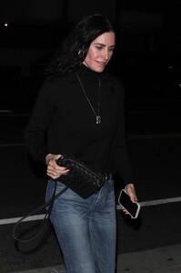courteney-cox-keeps-it-casual-for-dinner-at-giorgio-baldi-12.20.2024-2.jpg