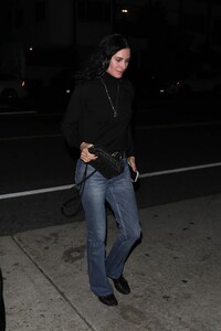 courteney-cox-keeps-it-casual-for-dinner-at-giorgio-baldi-12.20.2024-4.jpg