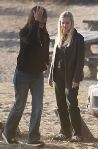 jennifer-garner-and-angourie-rice-on-a-film-set-in-malibu-12-03-2024-9.jpg