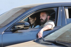 jennifer-garner-felivering-breakfast-to-ben-affleck-s-home-in-los-angeles-12-07-2024-1.jpg