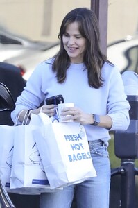 jennifer-garner-felivering-breakfast-to-ben-affleck-s-home-in-los-angeles-12-07-2024-4.jpg