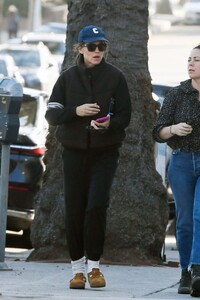 jennifer-garner-out-for-coffee-with-a-friend-in-los-angeles-12-01-2024-2.jpg
