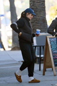 jennifer-garner-out-for-coffee-with-a-friend-in-los-angeles-12-01-2024-6.jpg