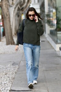 jennifer-garner-spotted-in-west-hollywood-12.13.2024-3.jpg