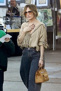 jennifer-lopez-enjoys-a-candy-cane-while-shopping-in-west-hollywood-12-01-2024-1.jpg