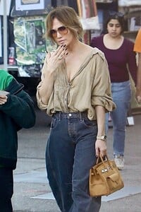 jennifer-lopez-enjoys-a-candy-cane-while-shopping-in-west-hollywood-12-01-2024-3.jpg