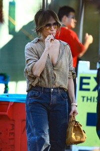 jennifer-lopez-enjoys-a-candy-cane-while-shopping-in-west-hollywood-12-01-2024-6.jpg