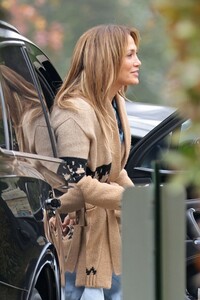jennifer-lopez-goes-house-hunting-in-brentwood-and-beverly-hills-12-06-2024-0.jpg
