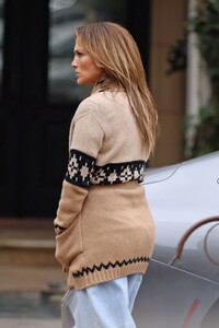 jennifer-lopez-goes-house-hunting-in-brentwood-and-beverly-hills-12-06-2024-2.jpg